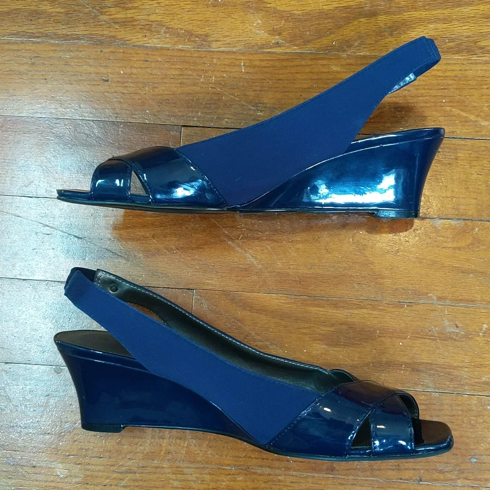 Bandolino Navy peep toe wedges with slingback - Picture 2 of 9